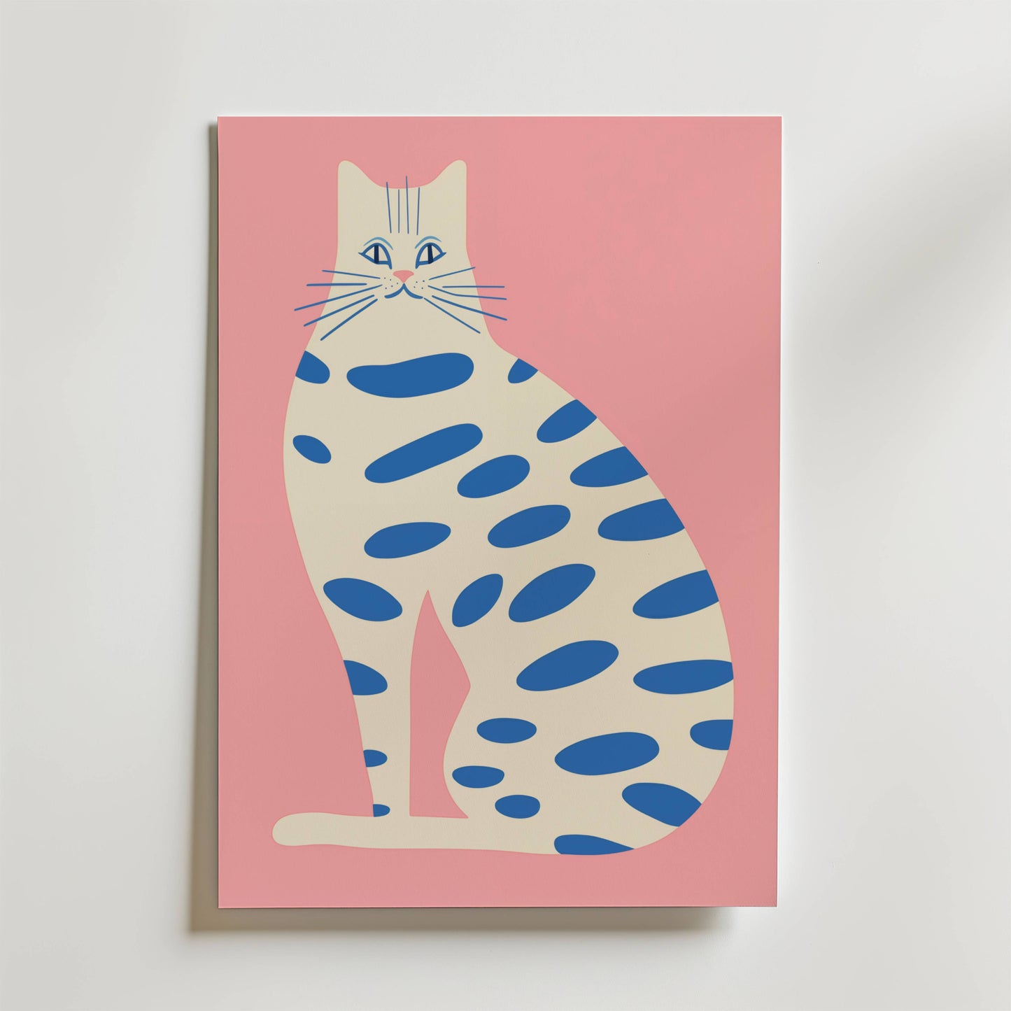 Feline Rhythm Poster från Bozetto visar en minimalistisk blå katt med cremefärgad päls, blå fläckar och ränder, lekfullt poserad på en rosa bakgrund i en modern konststil.