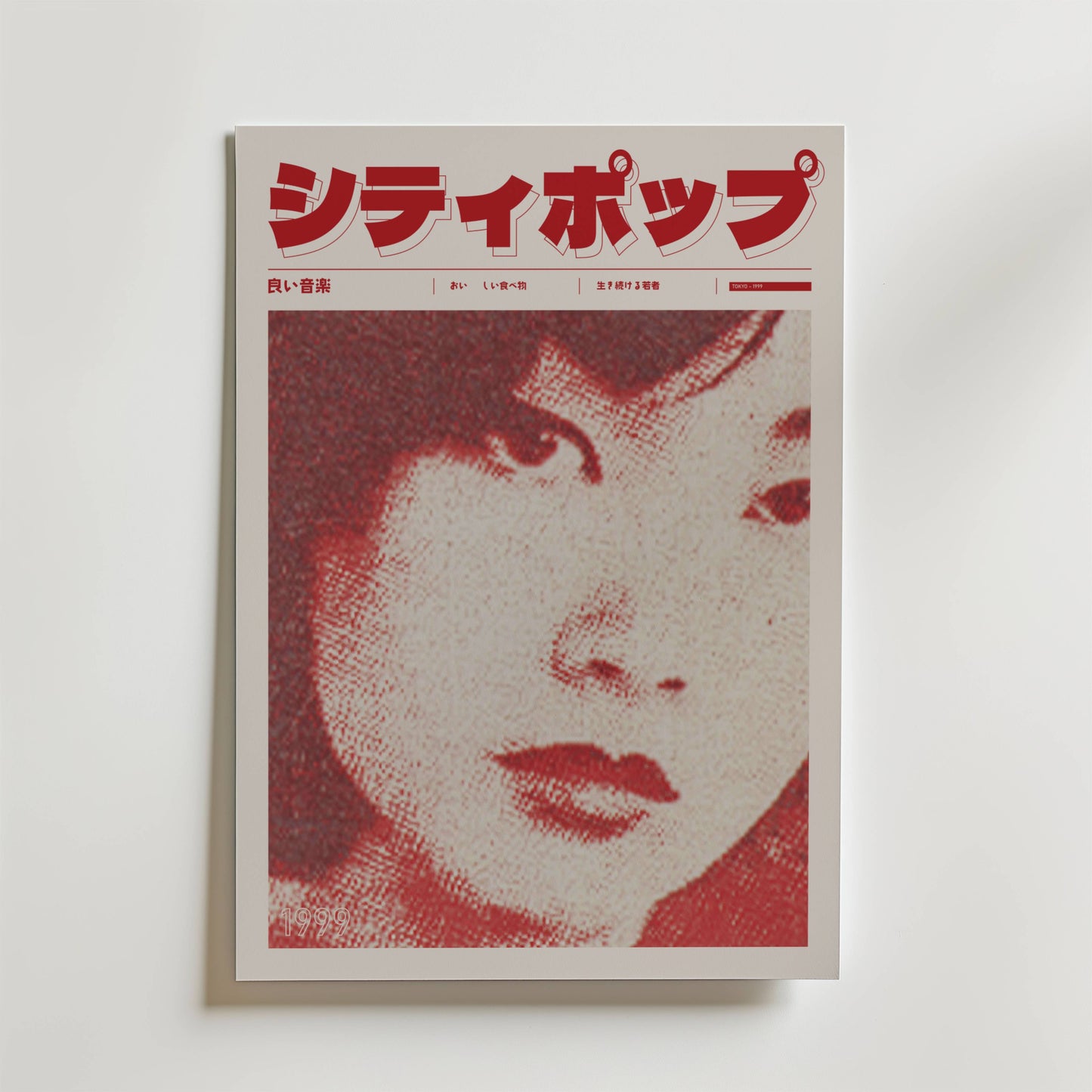 Waveform 1999 Poster av Bozetto har en pixlig, rödtonad närbild av en kvinnas ansikte med fet japansk text på en vit bakgrund, vilket gör den till en slående konstprodukt som passar perfekt för modern inredning.