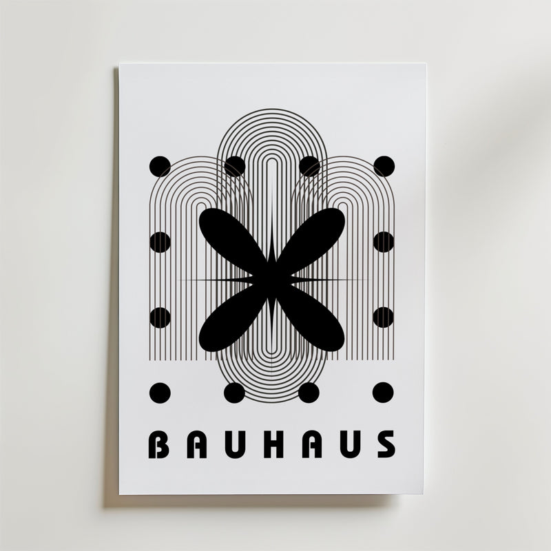 Bozetto Bauhaus Abstract Bloom Poster har svarta geometriska former, linjer och prickar på premiumpapper med "BAUHAUS" längst ner - vilket fångar Bauhaus design och modern elegans i en minimalistisk stil.