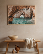 Mockup av Coastal Cave Passage affisch på vägg – köp enkelt hos Bozetto i hög kvalitet