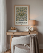 Mockup av William Morris Harebell affisch på vägg – köp enkelt hos Bozetto i hög kvalitet