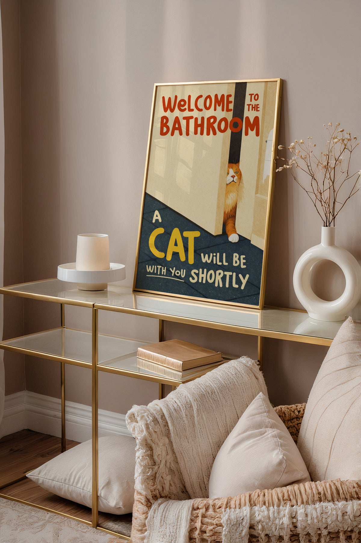 Bathroom Waiting Cat poster i inramad miljö på avlastningsbord med vas – stilren väggkonst från Bozetto