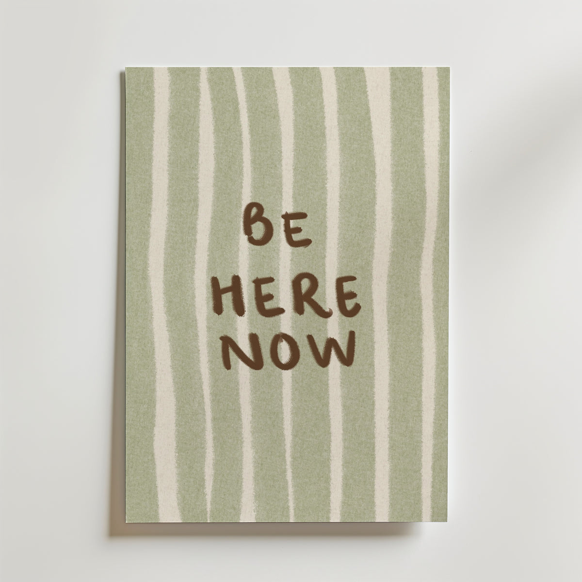 Be Here Now Poster – sage grön bakgrund med handskriven mindfulness-text