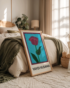 Mockup av Yayoi Kusama Flower Pulse affisch på vägg – köp enkelt hos Bozetto i hög kvalitet