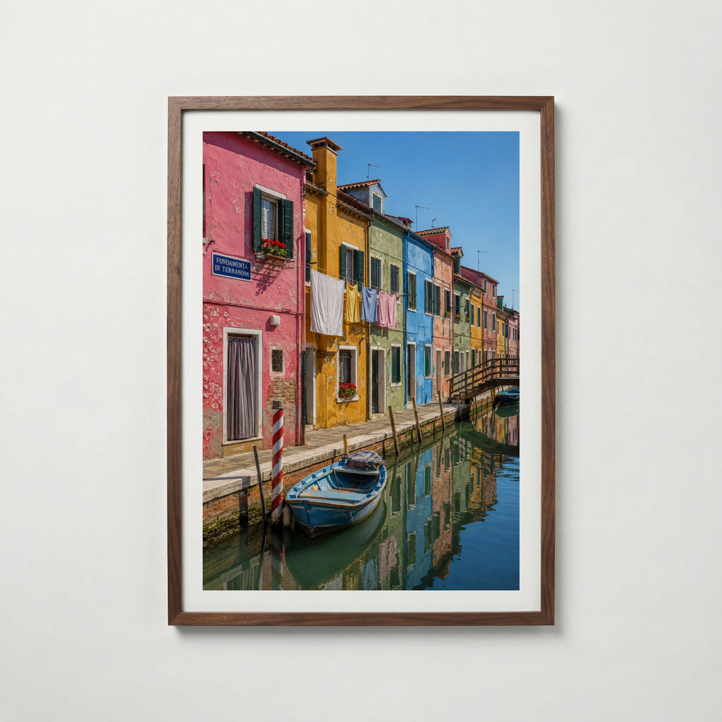Marco Ricci Burano Fondamenta Poster – färggranna husfasader längs Buranos kanal i Italien