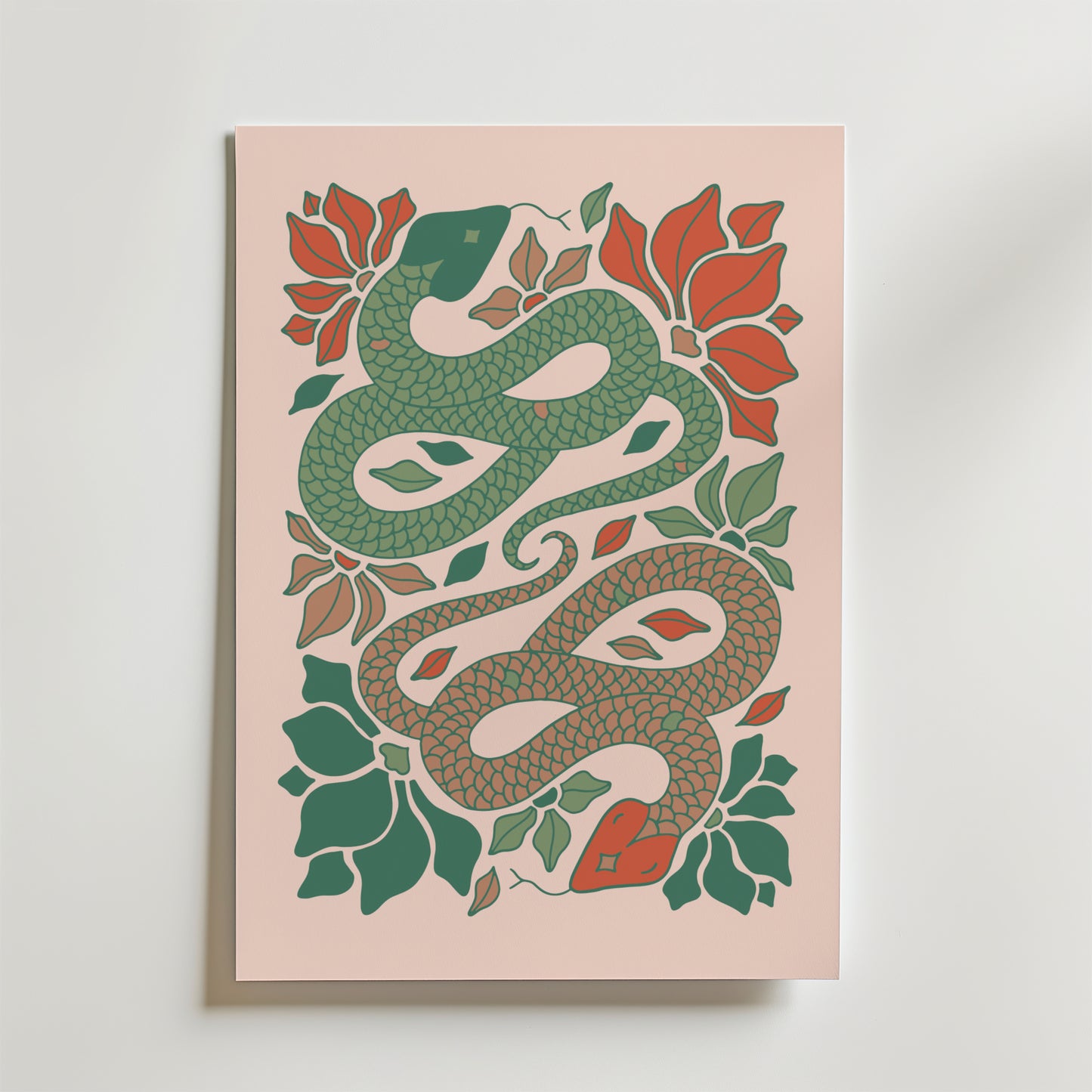 Garden Serpent Poster från Bozetto föreställer en orm som ringlar sig på ett konstnärligt och stiliserat sätt, omgiven av röda och gröna blommönster på en ljusrosa bakgrund.