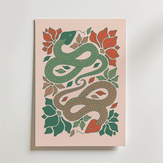 Garden Serpent Poster från Bozetto föreställer en orm som ringlar sig på ett konstnärligt och stiliserat sätt, omgiven av röda och gröna blommönster på en ljusrosa bakgrund.
