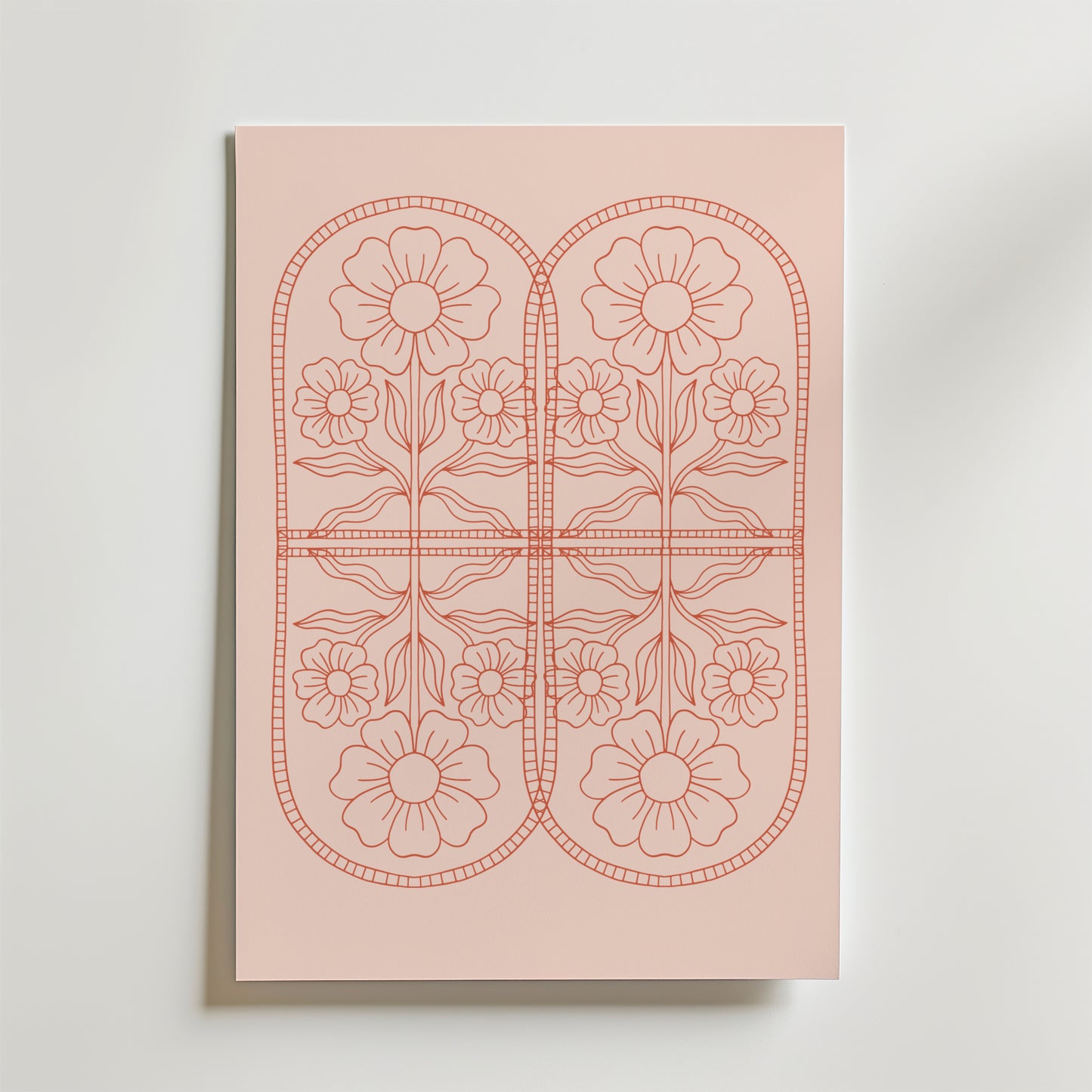 Bozetto Ornamental Flower Symmetry Poster visar en rosa blommig design med konturerade blommor och blad i två rundade delar, som liknar stiliserade innersulor - perfekt för en harmonisk inredning.