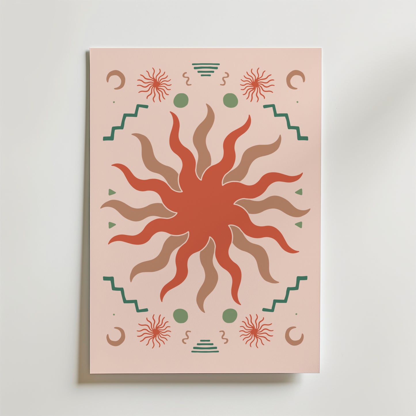 Solar Bloom Poster från Bozetto visar ett abstrakt solmotiv med vågiga strålar i jordnära rött och brunt, kantat av geometriska former och spiraler på en ljusbeige bakgrund - en kosmisk dans av former för ditt rum.