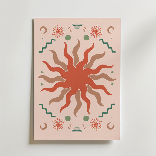 Solar Bloom Poster från Bozetto visar ett abstrakt solmotiv med vågiga strålar i jordnära rött och brunt, kantat av geometriska former och spiraler på en ljusbeige bakgrund - en kosmisk dans av former för ditt rum.