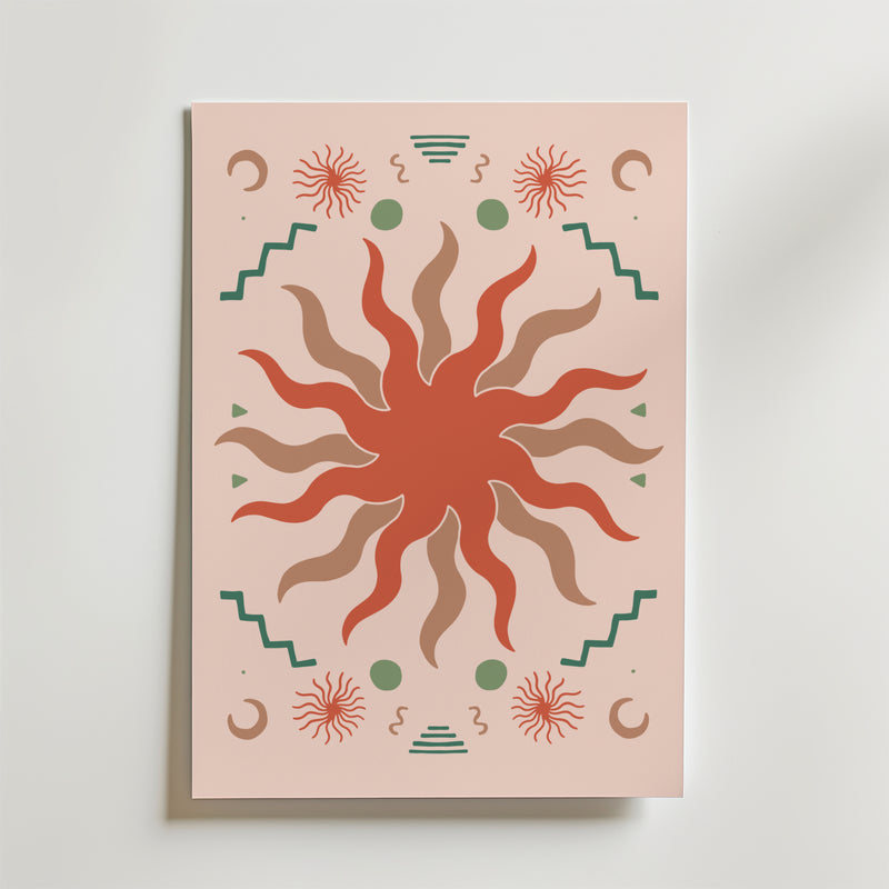 Solar Bloom Poster från Bozetto visar ett abstrakt solmotiv med vågiga strålar i jordnära rött och brunt, kantat av geometriska former och spiraler på en ljusbeige bakgrund - en kosmisk dans av former för ditt rum.