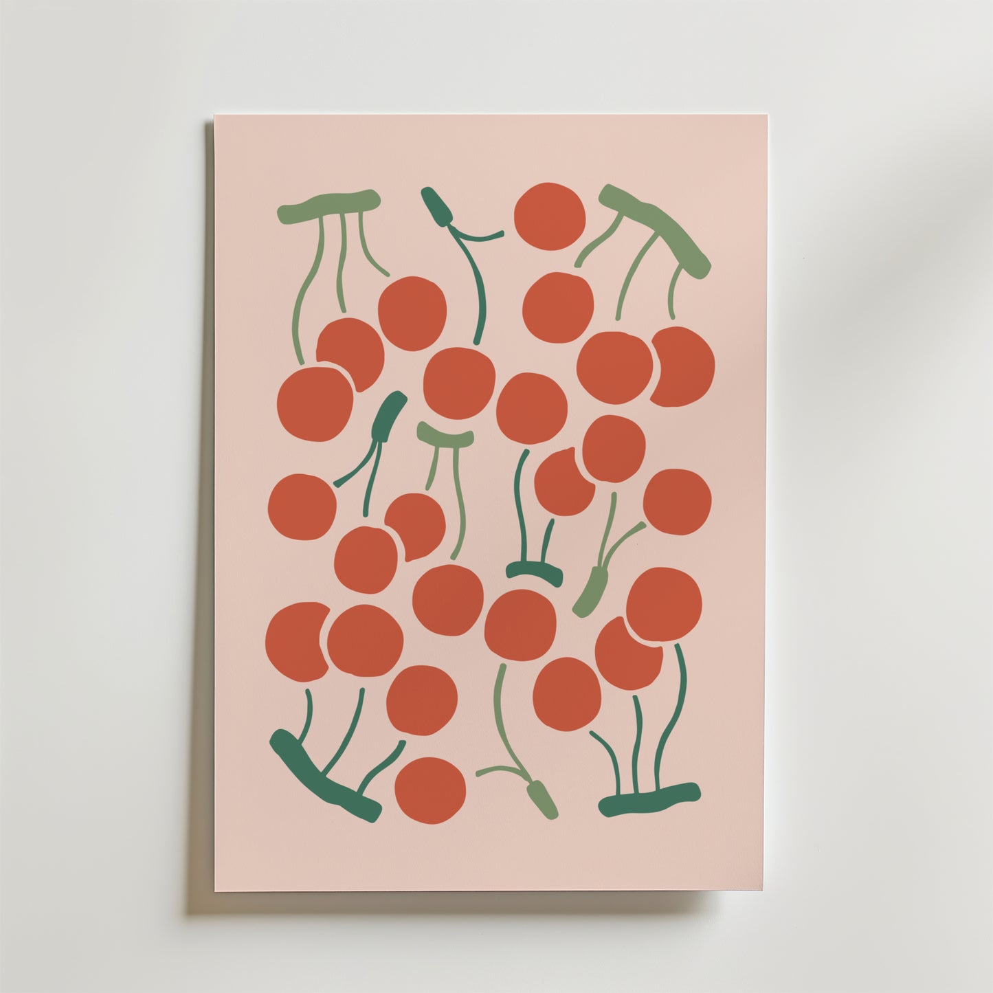 Cherry Rhythm Poster från Bozetto visar ett lekfullt, abstrakt kluster av röda körsbär med gröna stjälkar på en ljusrosa bakgrund, vilket ger en livlig, somrig känsla.