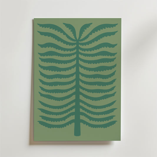 Quiet Palm Poster från Bozetto föreställer en minimalistisk stiliserad ormbunke med mörkgröna symmetriska grenar på en dovt grön bakgrund, inramad och placerad mot en ljus vägg.
