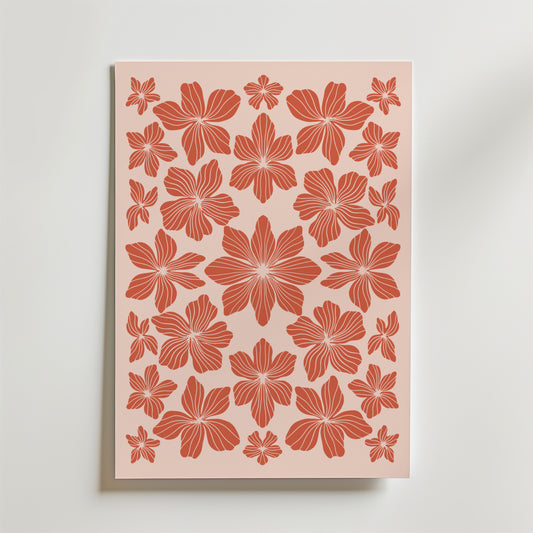 Blossom Grid Poster by Bozetto visar röda, stiliserade hibiskusblommor i ett handritat, blommigt rutnät på en ljusrosa, dämpad korallbakgrund, på en vit yta.