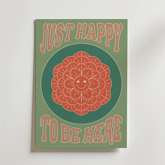 Just Happy Flower Poster by Bozetto föreställer en leende orange blomma som utstrålar enkel glädje, omgiven av grönt, med fet beige text ovanför och under: BARA GLAD ATT VARA HÄR.