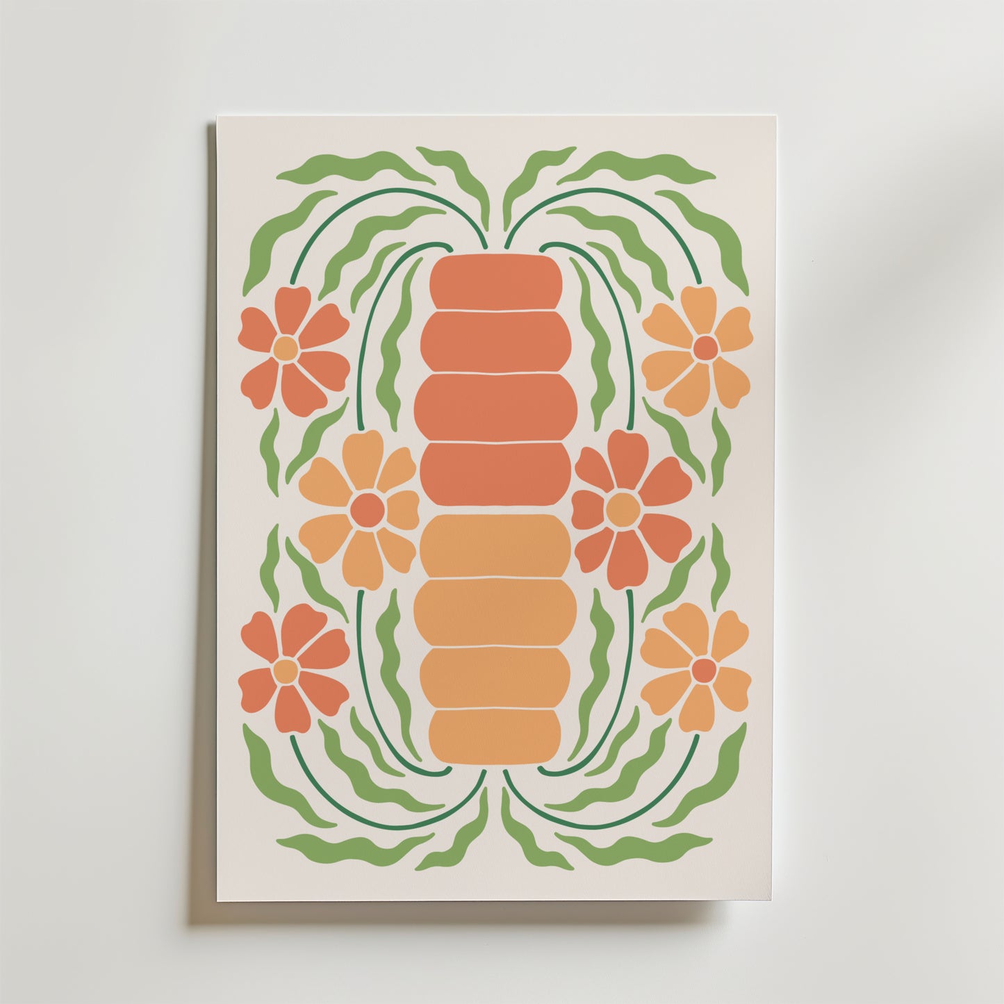 Bozetto Retro Botanical Balance Poster föreställer en stiliserad orange morot med gröna blad, omgiven av retrofärgade blommor och grönska på en ljus bakgrund - perfekt för nostalgisk inredning.