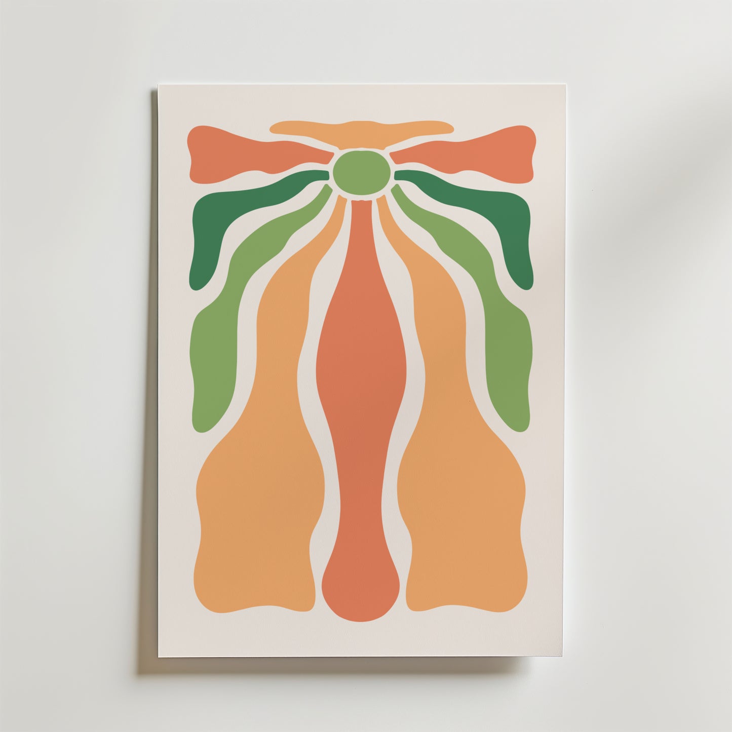 Organic Flow Shapes Poster by Bozetto har symmetriska, vågiga former i orange, persika och grönt på vit botten. Denna moderna abstrakt poster ger mjuka, organiska vibbar - idealisk väggkonst för snygg inredning.