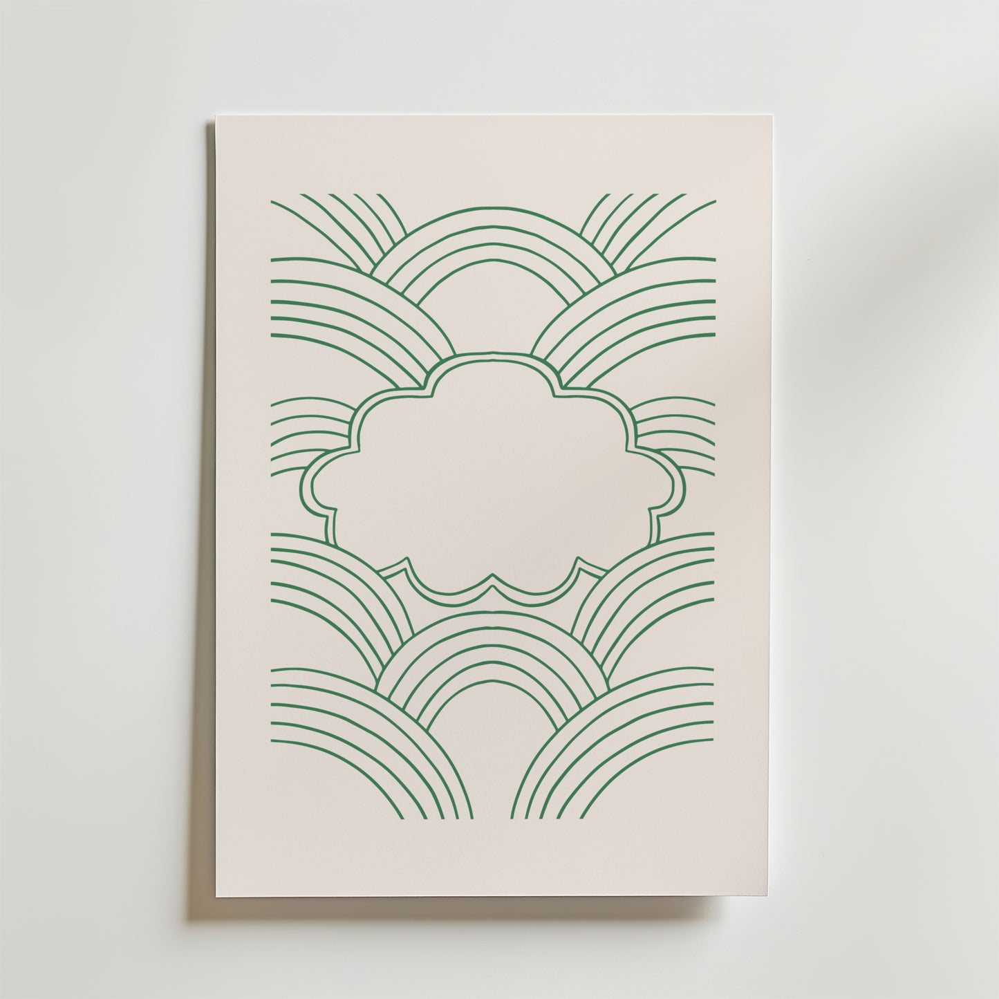 Green Cloud Harmony Poster från Bozetto har ett centralt moln med flera gröna linjer som regnbågar på en krämfärgad bakgrund, vilket ger en minimalistisk och lugn design.