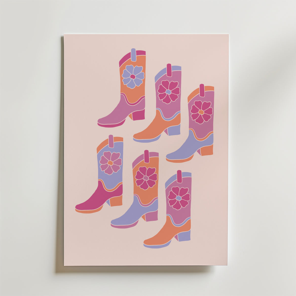 Pink Cowboy Boots – stilfullt konsttryck från Bozetto, tryckt på matt finpapper i hög tryckkvalitet