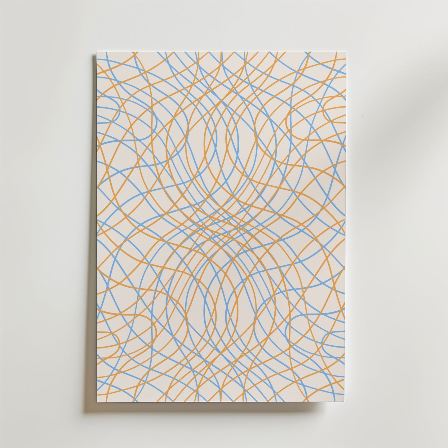 Bozetto Orange Web Pattern Poster har en vit bakgrund med korsande blå och orange böjda linjer i en symmetrisk, vågig geometrisk design - perfekt för att ge energi till moderna interiörer.