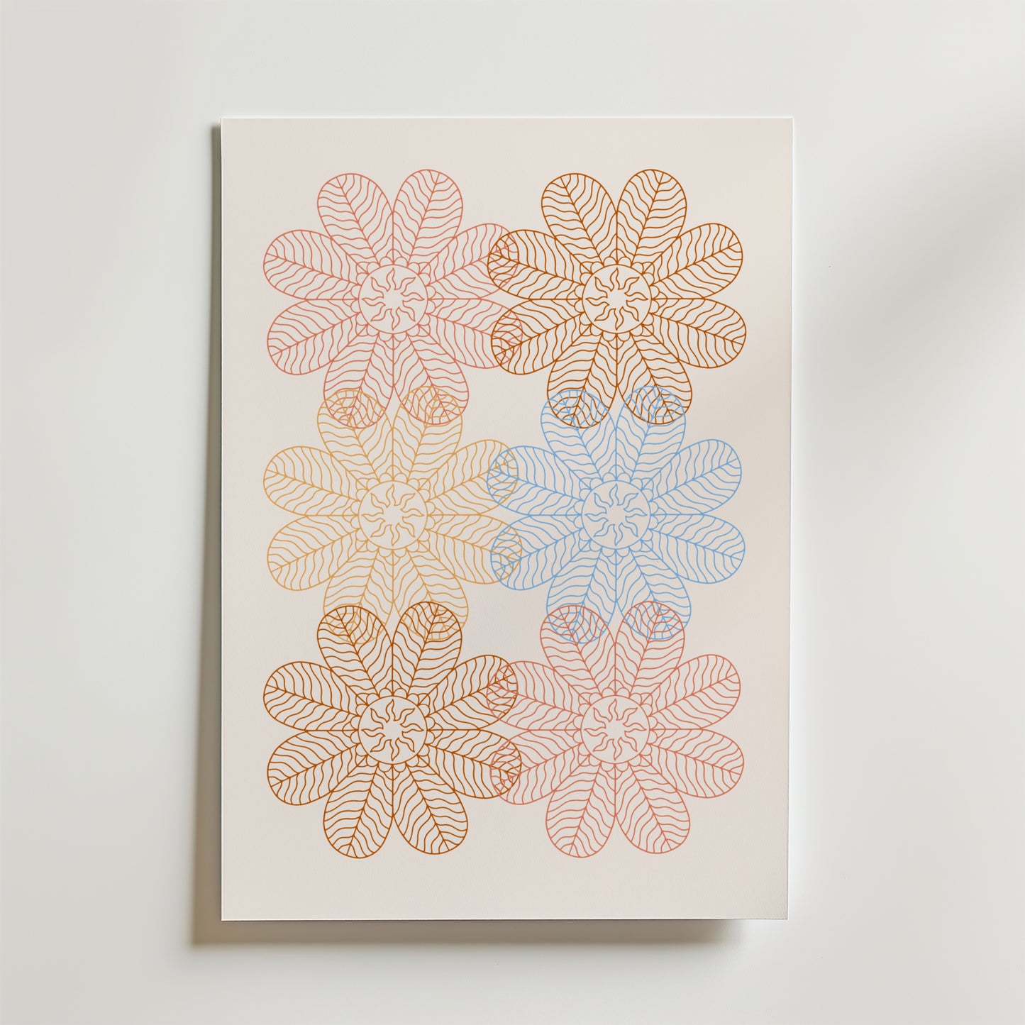Bozetto Pastel Flower Geometry Poster föreställer sex överlappande geometriska blommor i orange, gult och blått med intrikata bladmönster på en ljusbeige bakgrund.