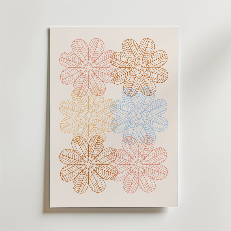 Bozetto Pastel Flower Geometry Poster föreställer sex överlappande geometriska blommor i orange, gult och blått med intrikata bladmönster på en ljusbeige bakgrund.