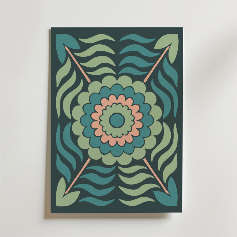 Bozetto Midnight Bloom Pattern Poster visar en djärv, symmetrisk design av gröna, blågröna och rosa kronblad i lager med stiliserade blad och vågiga accenter på en mörk bakgrund, vilket ger en touch av vintage tapetmönster charm.