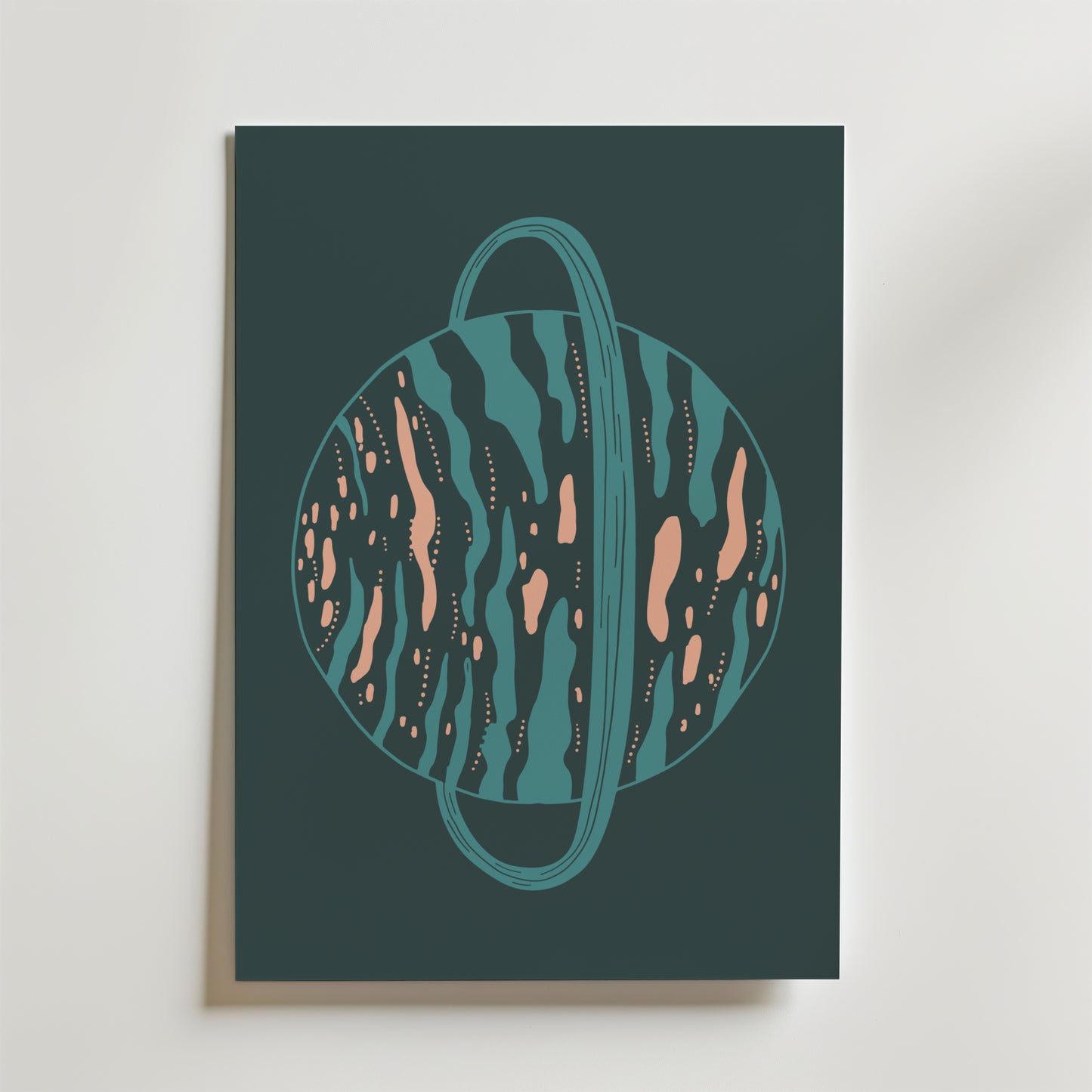Saturnus Blue Orbit Poster från Bozetto-stilren rymdkonst med planet och ring i blågrönt, ljusblått och persika på mörktal bakgrund. Perfekt modern väggdekor, snyggt centrerad på vit vägg i ditt hem.