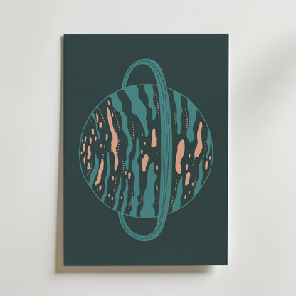 Saturnus Blue Orbit Poster från Bozetto-stilren rymdkonst med planet och ring i blågrönt, ljusblått och persika på mörktal bakgrund. Perfekt modern väggdekor, snyggt centrerad på vit vägg i ditt hem.