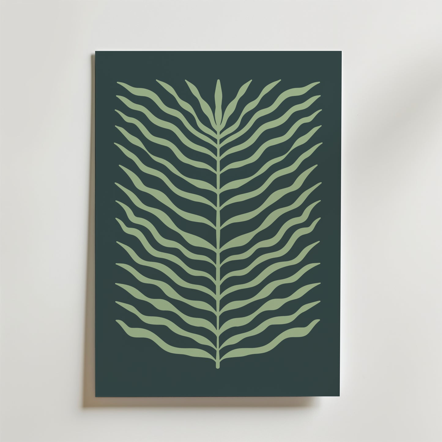 Bozetto Green Leaf Flow Poster har en minimalistisk, stiliserad grön ormbunke med vågiga blad på en mörkgrön bakgrund som ger en modern grafisk stil och naturlig balans till din vita vägg.