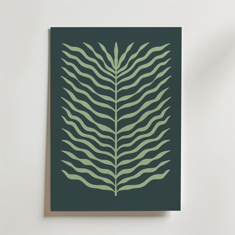 Bozetto Green Leaf Flow Poster har en minimalistisk, stiliserad grön ormbunke med vågiga blad på en mörkgrön bakgrund som ger en modern grafisk stil och naturlig balans till din vita vägg.
