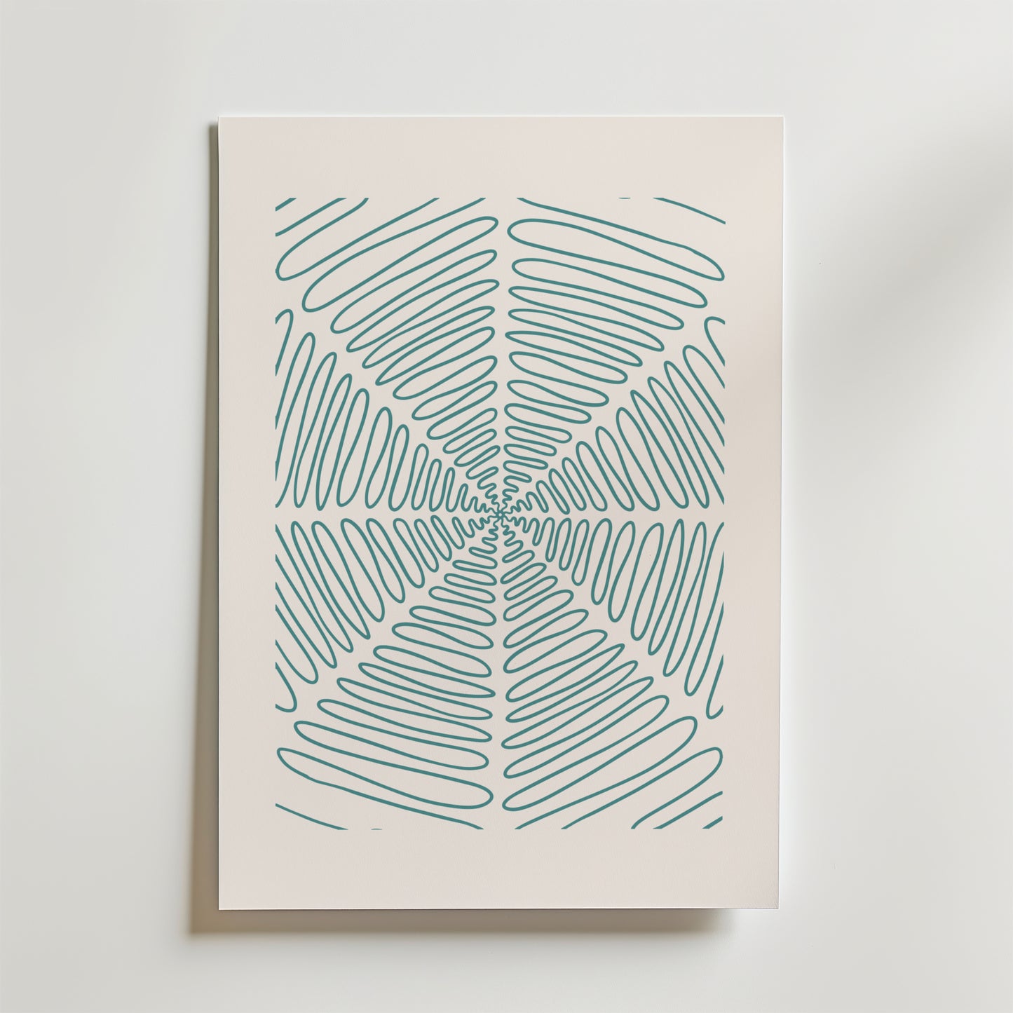 Teal Spiral Symmetry Poster från Bozetto har tealblå vågiga linjer som strålar ut från mitten och skapar en hypnotisk spiral. Denna petrolblå poster framhäver minimalistisk konst med en djärv, geometrisk och abstrakt design.