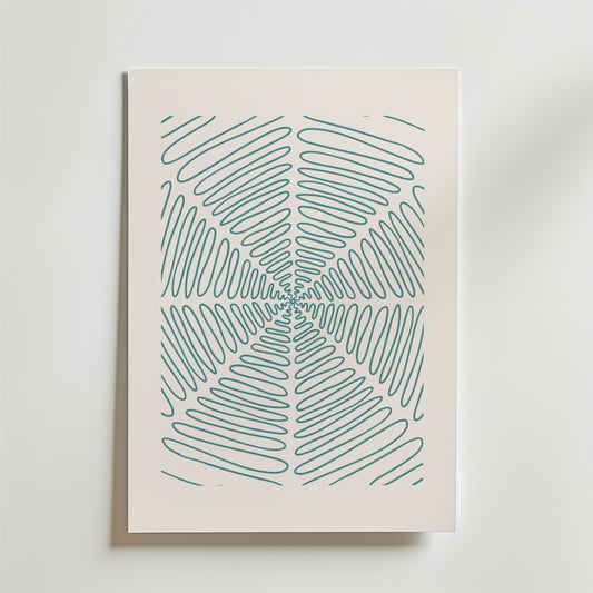 Teal Spiral Symmetry Poster från Bozetto har tealblå vågiga linjer som strålar ut från mitten och skapar en hypnotisk spiral. Denna petrolblå poster framhäver minimalistisk konst med en djärv, geometrisk och abstrakt design.