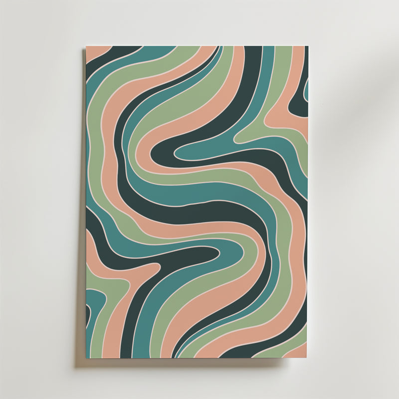 Verdant Waves Poster från Bozetto har organiska vågmönster i grönt, teal, persika och grädde på vit botten - flytande linjer och former ger en retrokänsla och gör den perfekt för heminredning med en elegant, modern känsla.