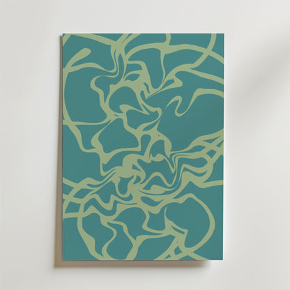 Bozetto Teal Organic Flow Poster har vågiga gröna linjer på en blågrön bakgrund som bildar ett organiskt, minimalistiskt mönster. Denna moderna väggkonst visas monterad på en ljus vägg.