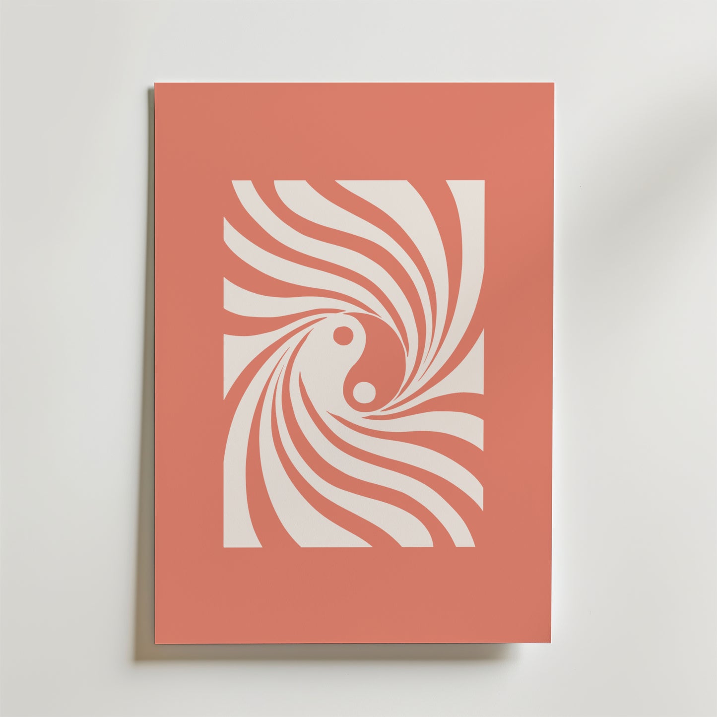 Peach Spiral Flow Poster från Bozetto har korallfärgade och vita spirallinjer i en yin-yang-inspirerad abstrakt design, med persikotoner kurvor mot en mjuk korallfärgad bakgrund - perfekt som elegant grafisk konst.
