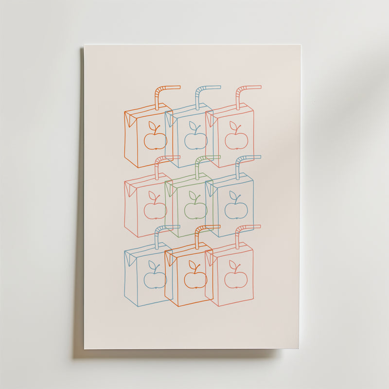 Bozetto's Fruit Juice Boxes Poster har en minimalistisk illustration av nio överlappande juiceförpackningar i blått, rött eller grönt, var och en med en enkel äppelgrafik som väcker barndomsnostalgi, mot en vit bakgrund.