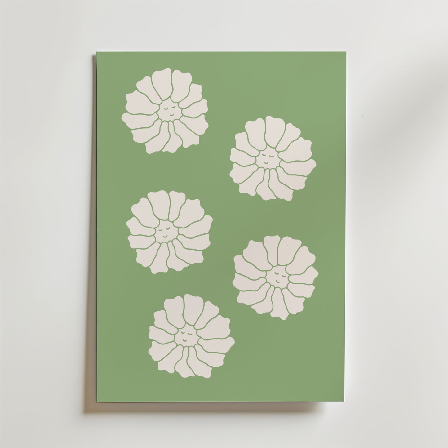 White Blossoms on Green Poster från Bozetto har fem vita blommor med leende ansikten mot en grön bakgrund. Blommorna är jämnt placerade och skapar en harmonisk och rogivande känsla i rummet.