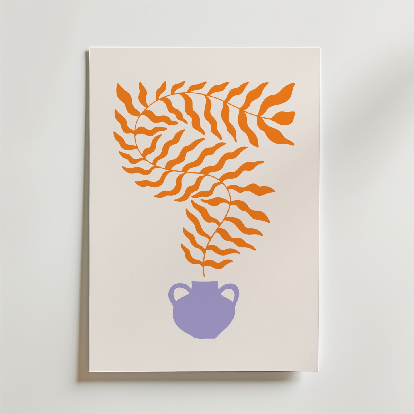 Bozetto "Orange Leaves in Purple Vase Poster" är minimalistisk konst med orange vågiga blad i en lila vas med två handtag mot en ljus bakgrund.