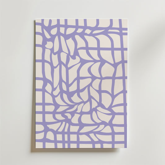 Lilac Labyrinth Poster från Bozetto har ett grafiskt motiv av vågiga, korsande linjer på en ljus beige bakgrund, vilket skapar ett organiskt, nätliknande geometriskt mönster med en minimalistisk designtouch.