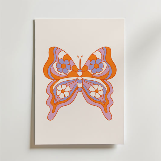 Orange Butterfly Symmetry Poster från Bozetto föreställer en retroinspirerad fjäril med orange, rosa och lila blommiga vingar på en vit bakgrund - ett perfekt och stilfullt tillägg till alla barnrum.
