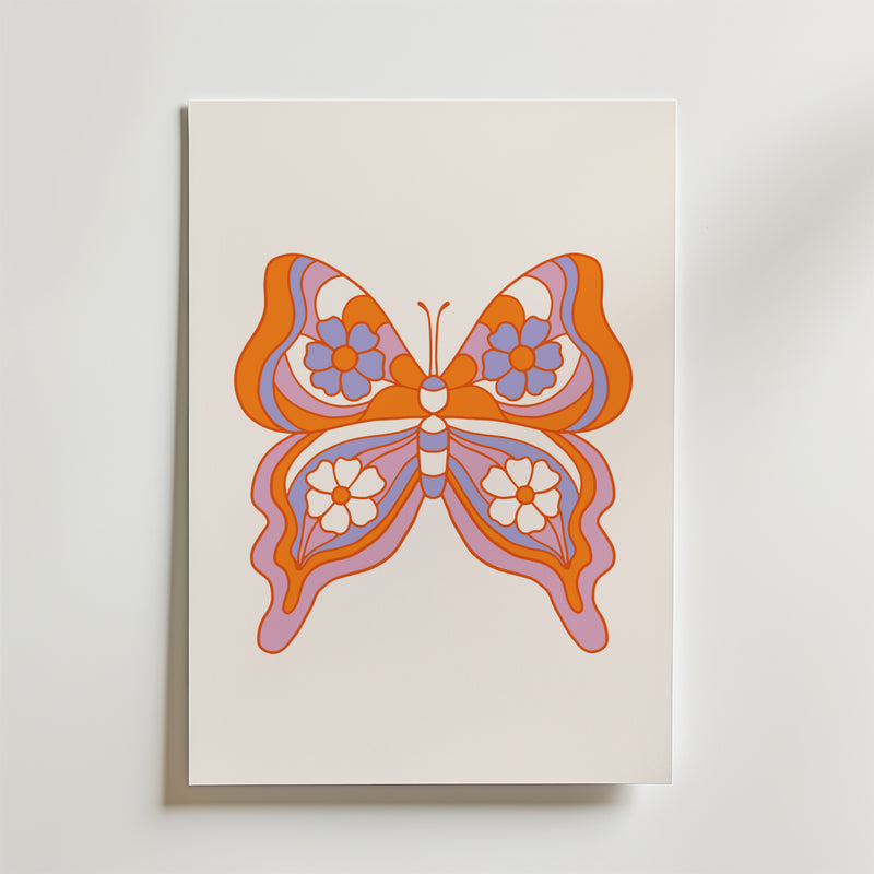 Orange Butterfly Symmetry Poster från Bozetto föreställer en retroinspirerad fjäril med orange, rosa och lila blommiga vingar på en vit bakgrund - ett perfekt och stilfullt tillägg till alla barnrum.