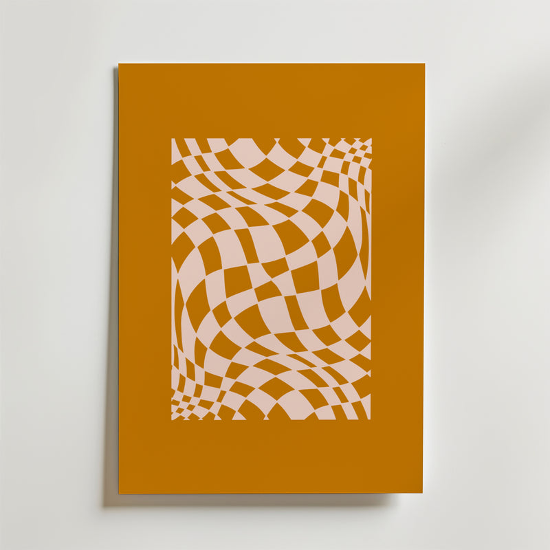 Amber Drift Poster från Bozetto har en rektangulär design med en bärnstensfärgad kant och ett centralt mönster av vågiga vita och orangea rutnät som skapar en optisk illusion på en ljus bakgrund.