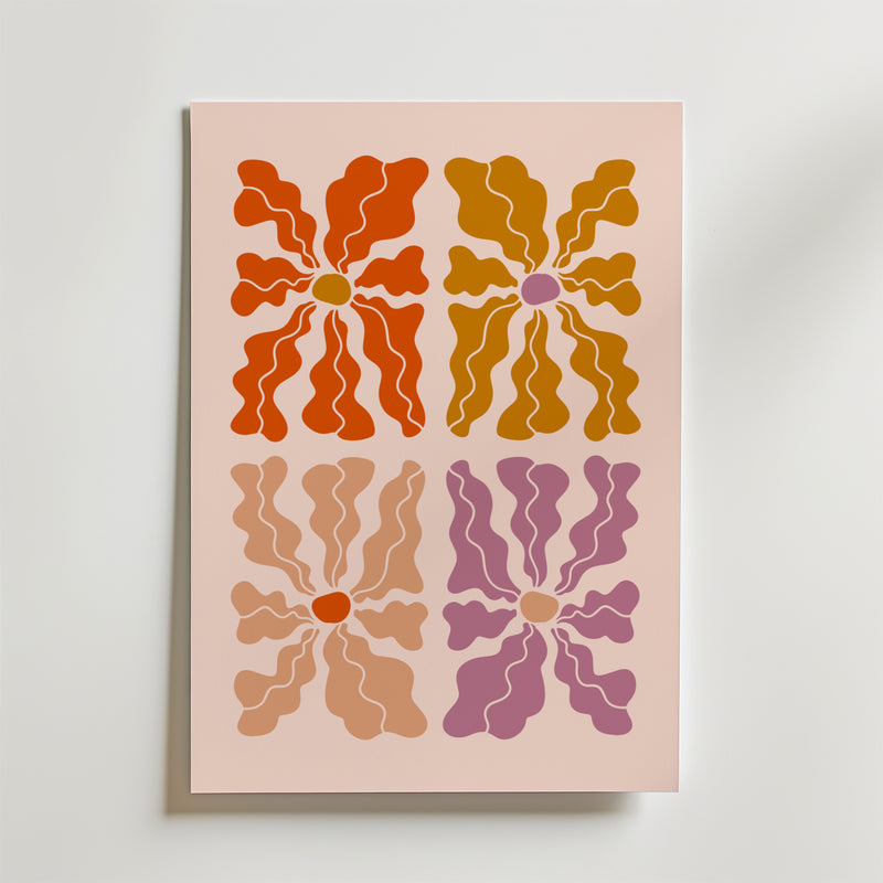 Petal Variations Poster från Bozetto visar fyra abstrakta blommor - rödorange, senapsgul, beige och mauve - i ett 2x2 rutnät på ljusrosa. Varje blomma har en rundad mitt och strålande kronblad i mjuka, vågiga nyanser.