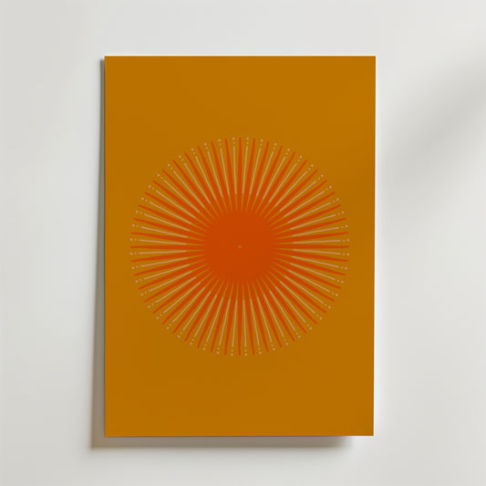 Bozetto Sunbeam Core Poster har en minimalistisk design i dämpad orange med en cirkel av ljus - en central solstråle med tunna strålar och prickar - som symboliserar kraft mot en solid bakgrund.