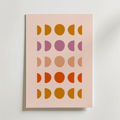 Bozetto Phases of Color Poster har ett minimalistiskt färgmotiv med färgade cirklar och halvcirklar i orange, brunt, rosa och persika på en ljusbeige bakgrund, arrangerade i fyra vertikala kolumner.