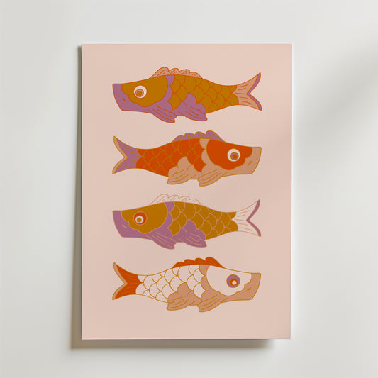 Bozetto Golden Swim Poster föreställer fyra stiliserade fiskar i orange, rosa och brunt på en mjuk rosa bakgrund. Designen är inspirerad av fiskmålning och visar upp dekorativa mönstrade fjäll och tecknade fiskdrag.