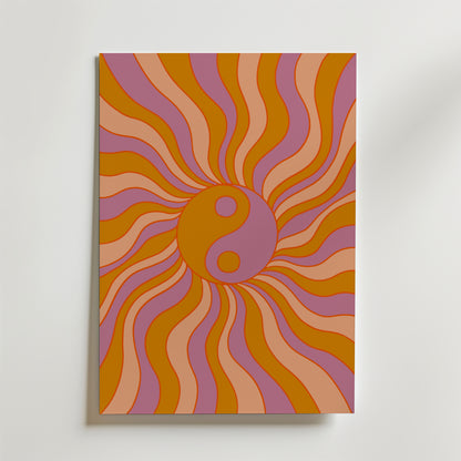 Bozetto Flow State Poster har en central yin-yang-symbol med vågiga orange, rosa och röda linjer som strålar utåt och fångar balans och rörelse i ett levande psykedeliskt mönster - perfekt för att lysa upp en vit vägg.