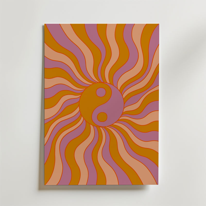 Bozetto Flow State Poster har en central yin-yang-symbol med vågiga orange, rosa och röda linjer som strålar utåt och fångar balans och rörelse i ett levande psykedeliskt mönster - perfekt för att lysa upp en vit vägg.