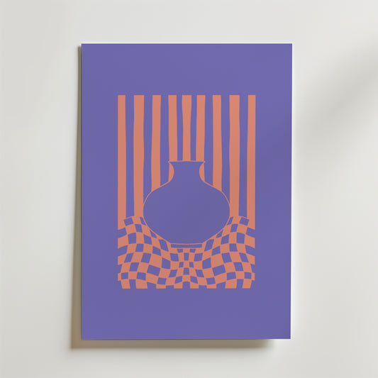 Striped Vase Illusion Poster från Bozetto visar en terrakottafärgad vas på en lila bakgrund, med vertikala ränder ovanför och vågiga rutmönster under - perfekt för modern inredning med grafisk elegans.